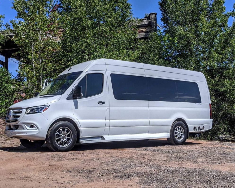 2022 Ultimate Toys Coach- Midwest Automotive Daycruiser D6