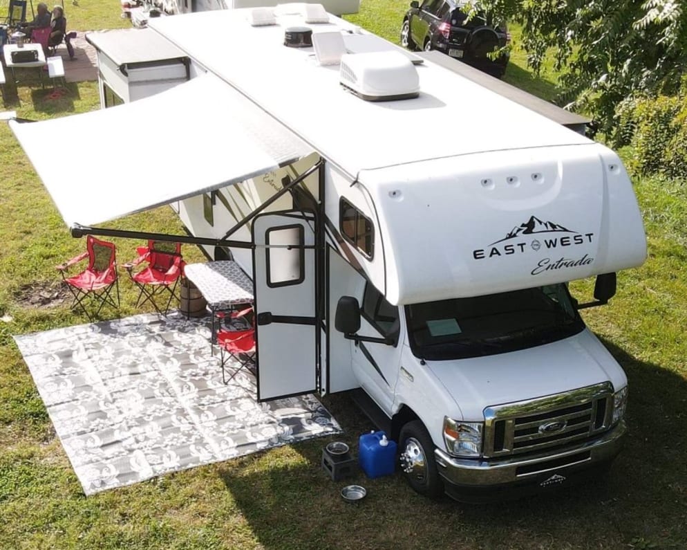 2022 East to West Entrada 2600DS Class C for rent in Westerville Ohio