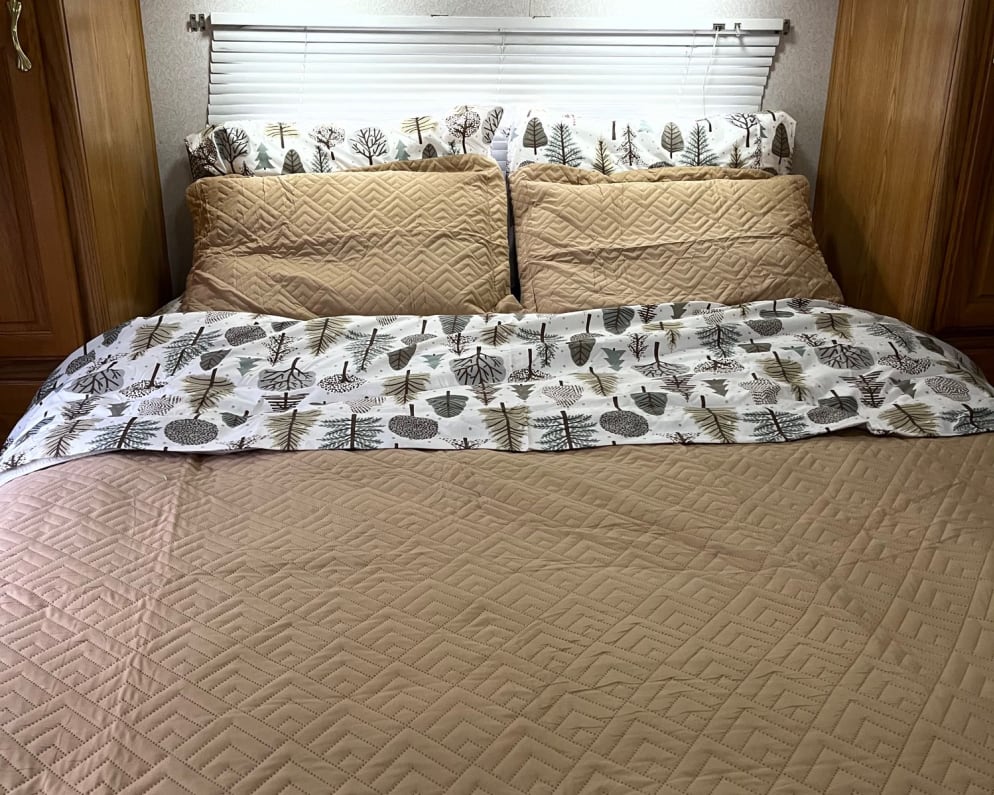 2001 Cheyenne  by Shasta for rent in 97520