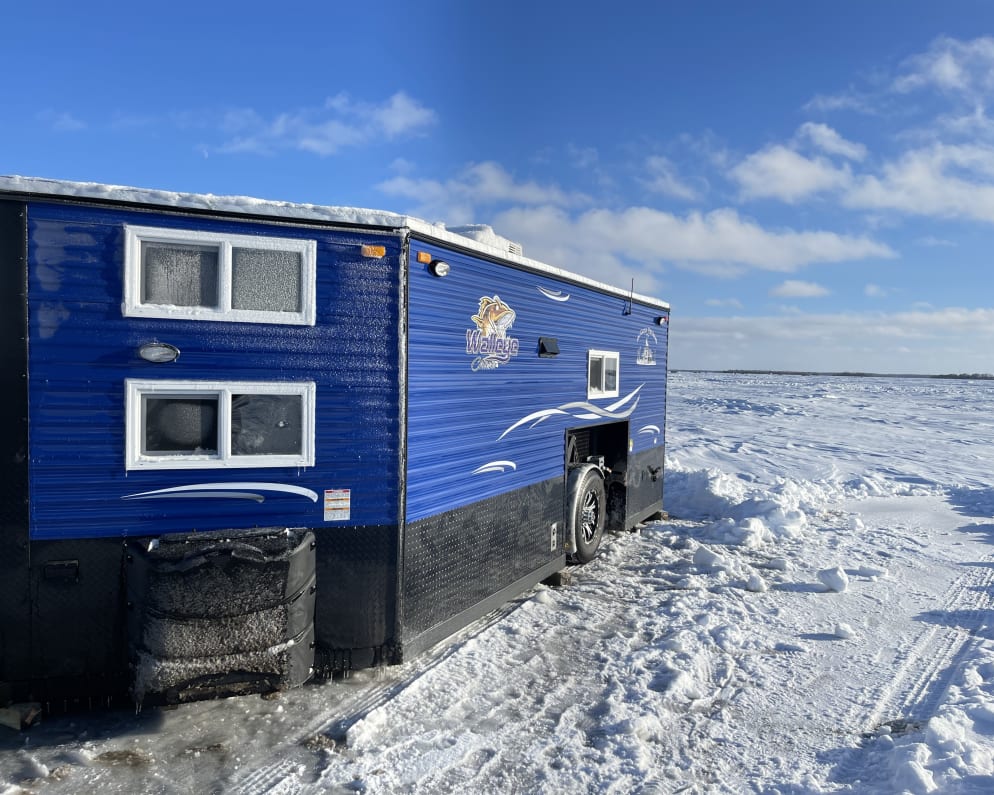 2023 Ice Castle Fish Houses Walleye Tracker