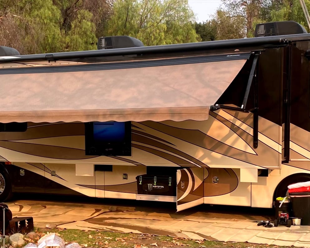 Beautiful 40+ foot Diesel Pusher RV
