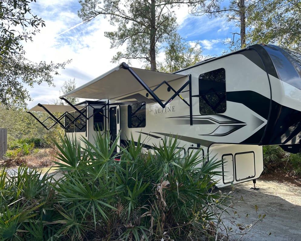 2022 Keystone RV Alpine Fifth Wheel for rent in Ocala Florida
