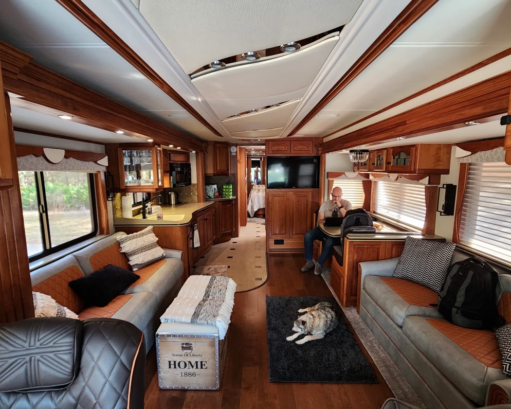 2005 Class A RV for Rent in Minneola, Florida