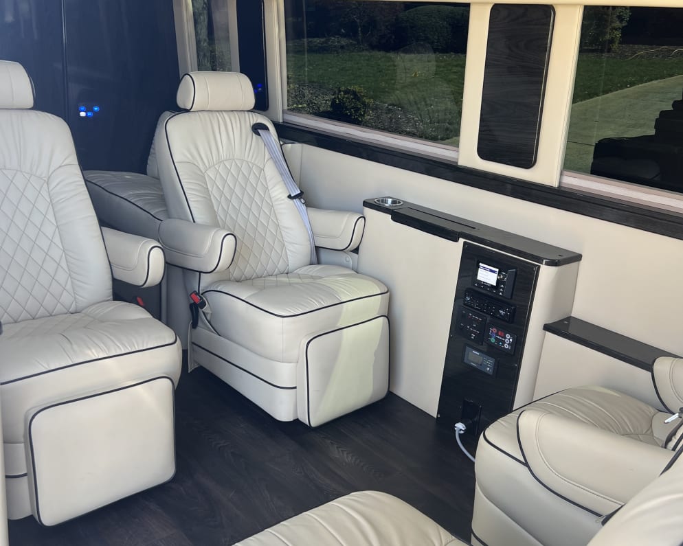 2018 Ultimate Toys Ultimate Coach