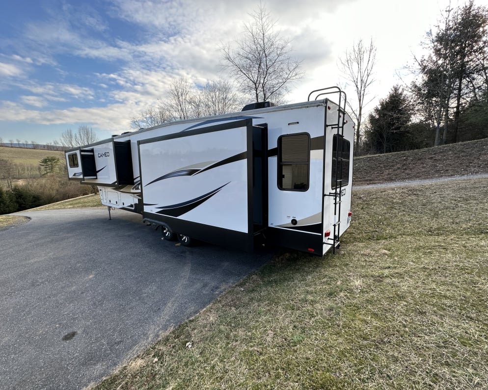 2022 Fifth Wheel RV for Rent in Schuylkill haven, Pennsylvania