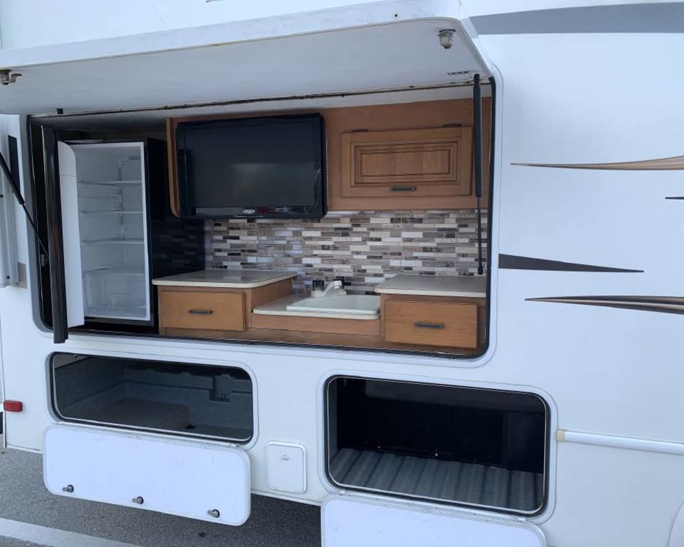 Outdoor kitchen sink, fridge, &amp; 32&quot; Flat Screen. Propane BBQ hookup just below the sink.