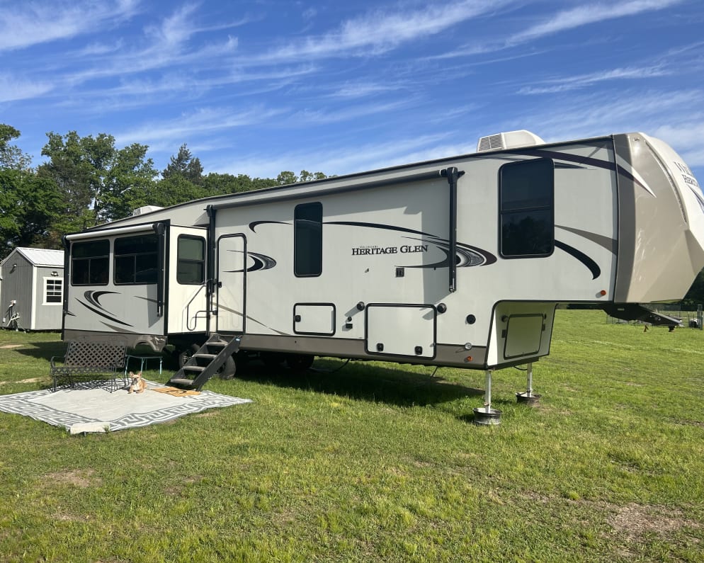 2021 Fifth Wheel RV for Rent in Grand Saline, Texas
