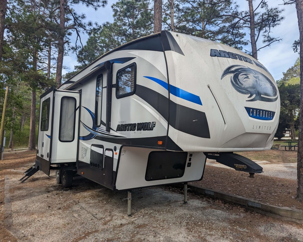 2018 Fifth Wheel RV for Rent in Harlem,