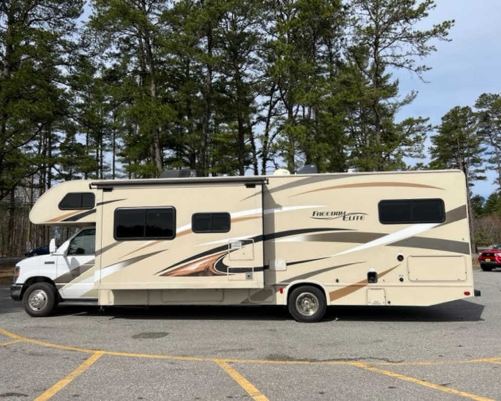 2017 Freedom Elite  by Thor Motor Coach for rent in 03109