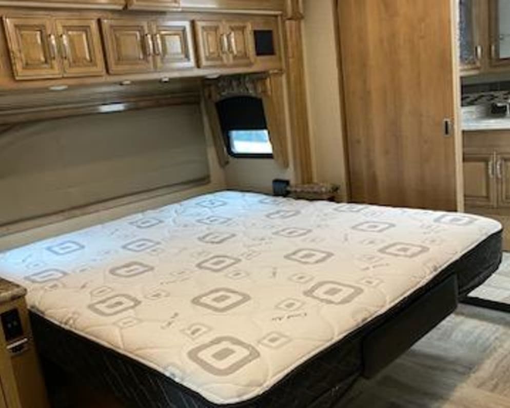 2019 Navigator  by Holiday Rambler for rent in 33904
