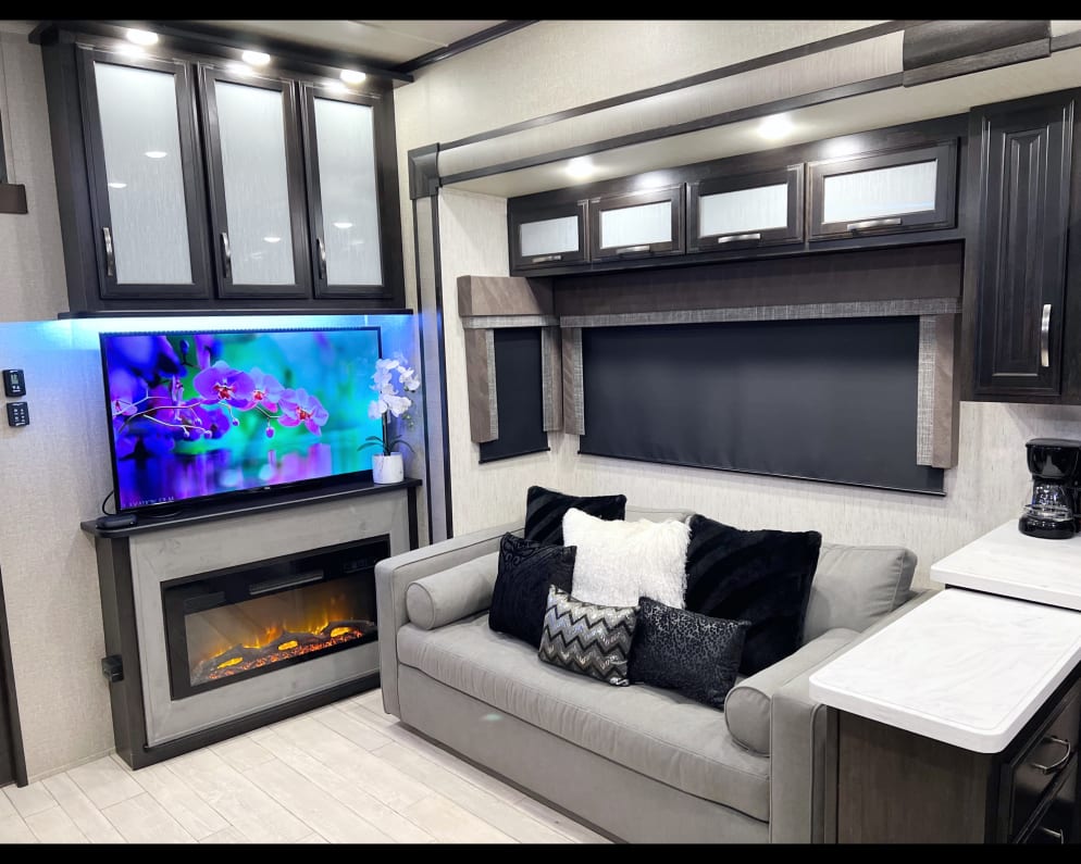 2018 Momentum  by Grand Design for rent in 78719
