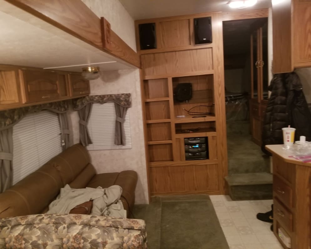 2001 Fifth Wheel RV for Rent in Merrillville, Indiana