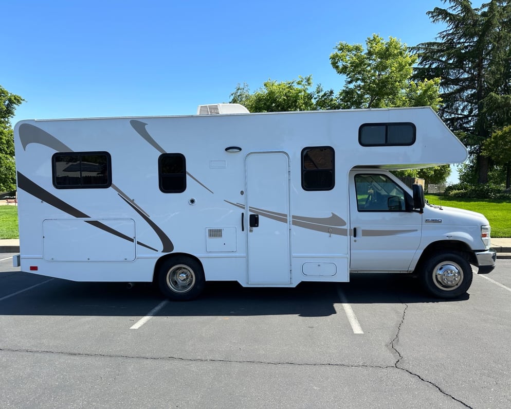 2015 Thor Motor Coach Four Winds Majestic Class C for rent in El Dorado Hills California
