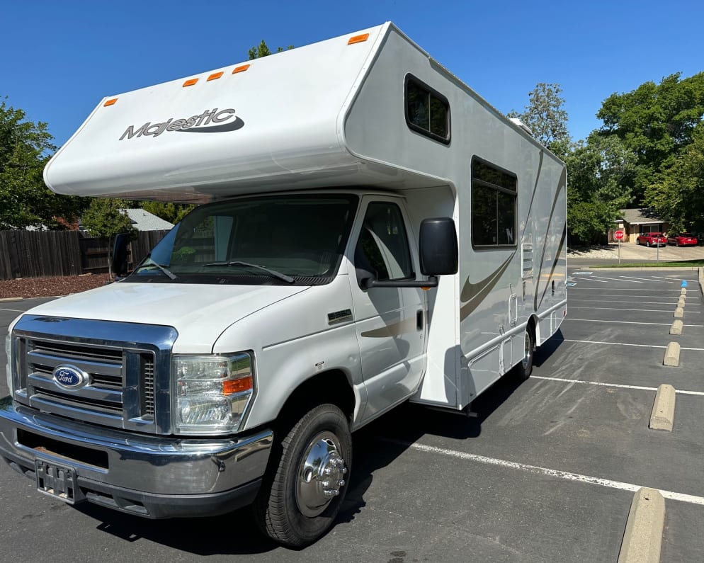 2015 Thor Motor Coach Four Winds Majestic