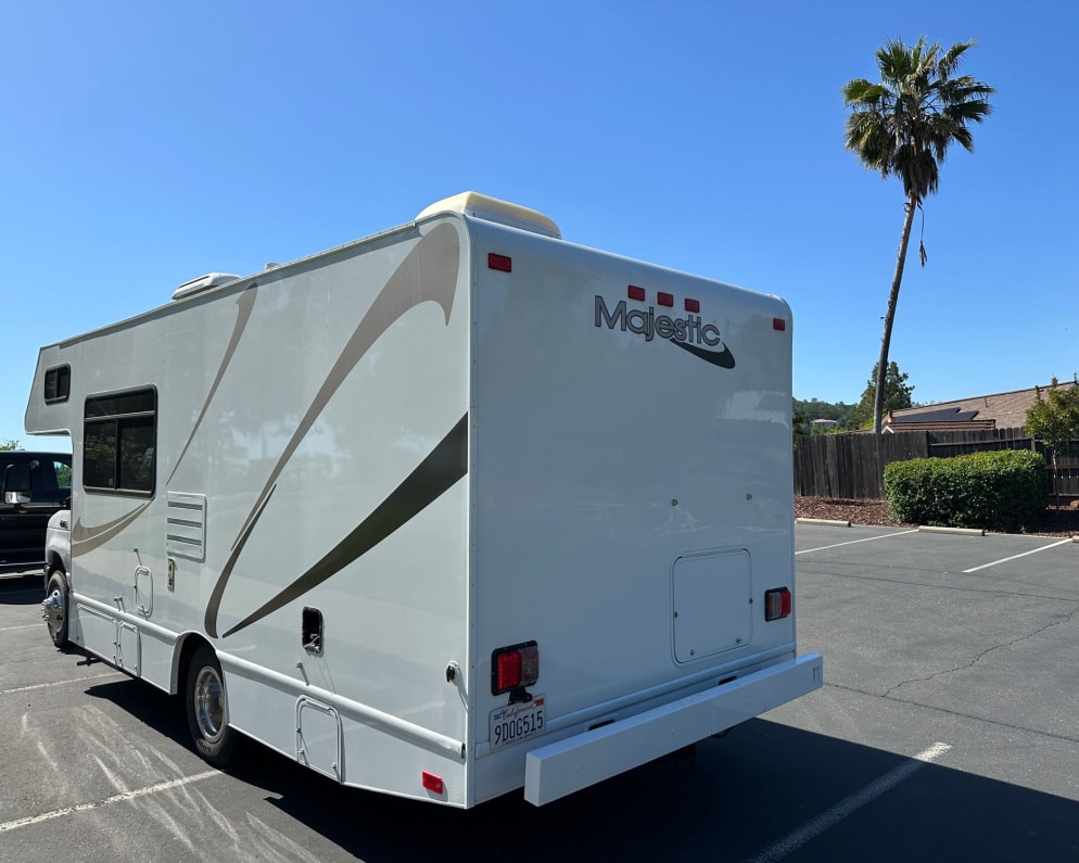 2015 Four Winds Majestic  by Thor Motor Coach for rent in 95762
