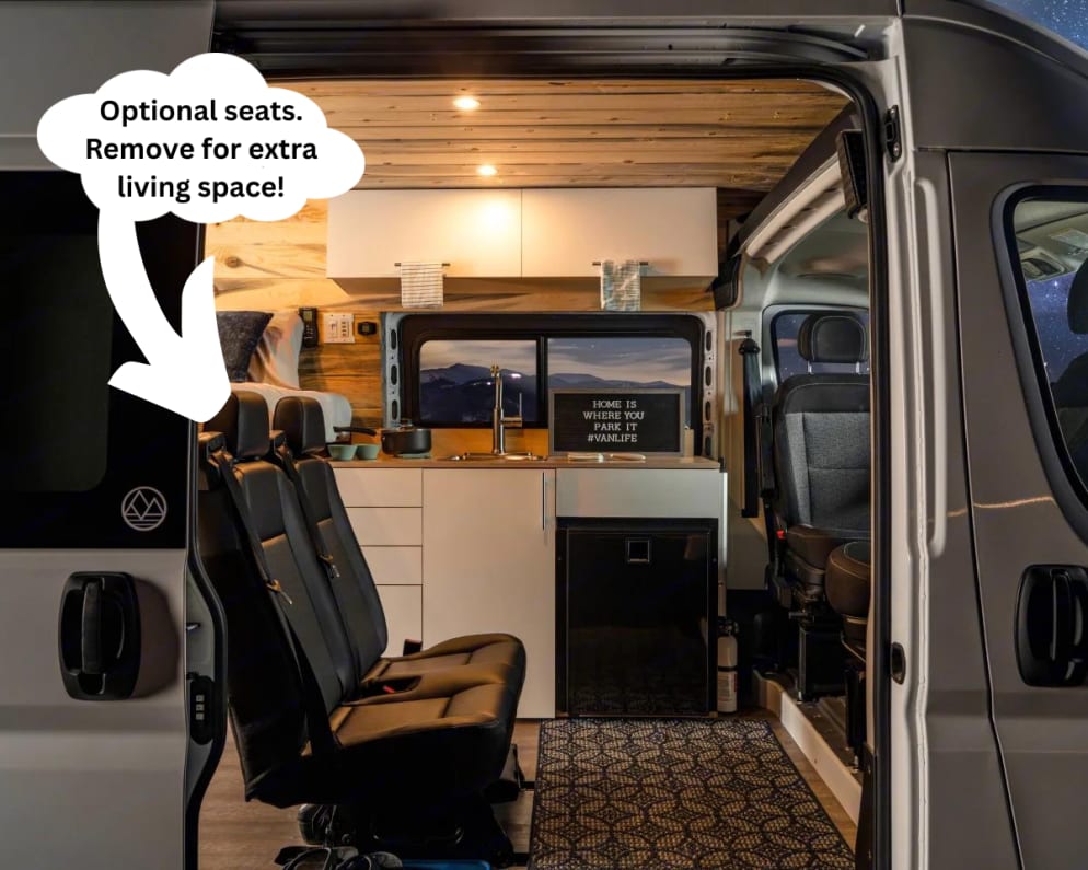 The functional design allows for a comfortable kitchen and living area. The front seats swivel, rear seats can be excluded to expand the living space.