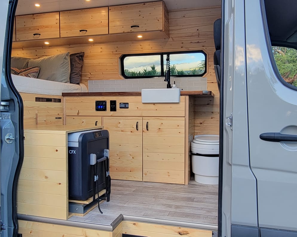 2018 sprinter  by Mercedes-Benz for rent in 96732