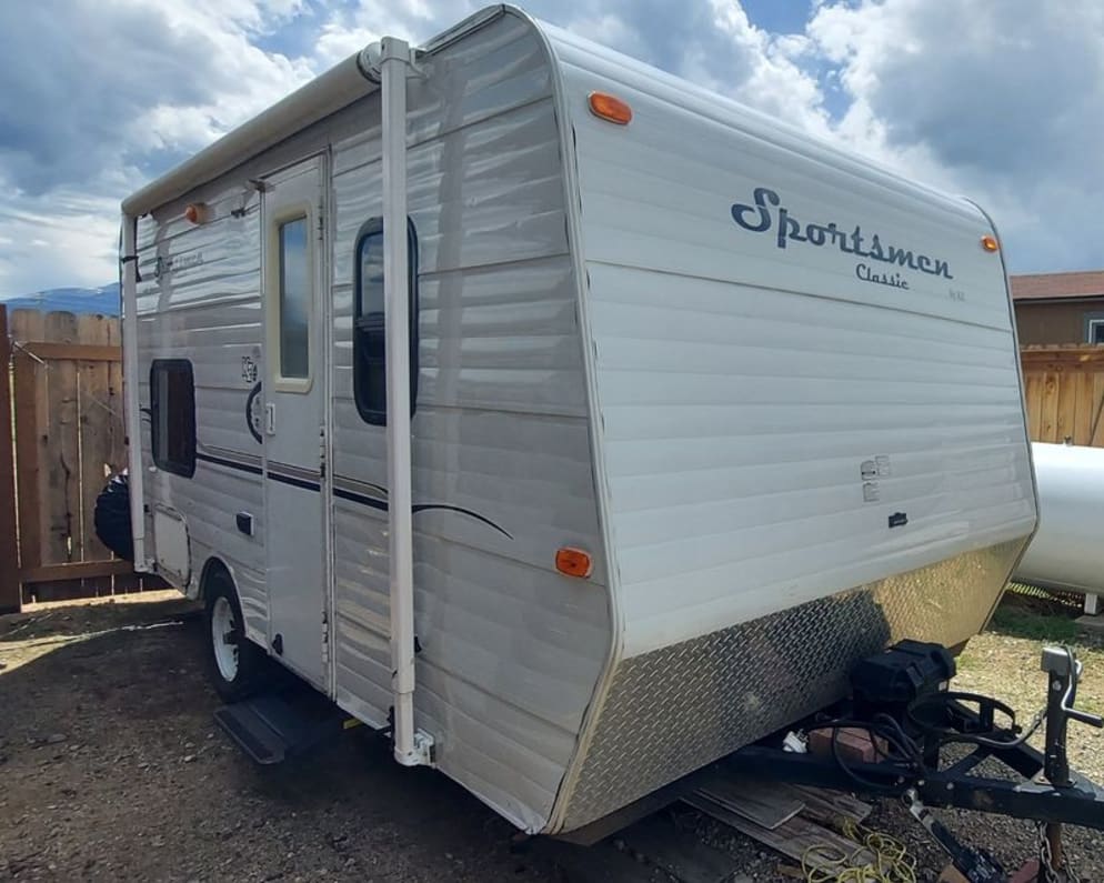 Camper exterior
Ball square hitch with sway bar will be provided.  
7 pin electric plug in.  