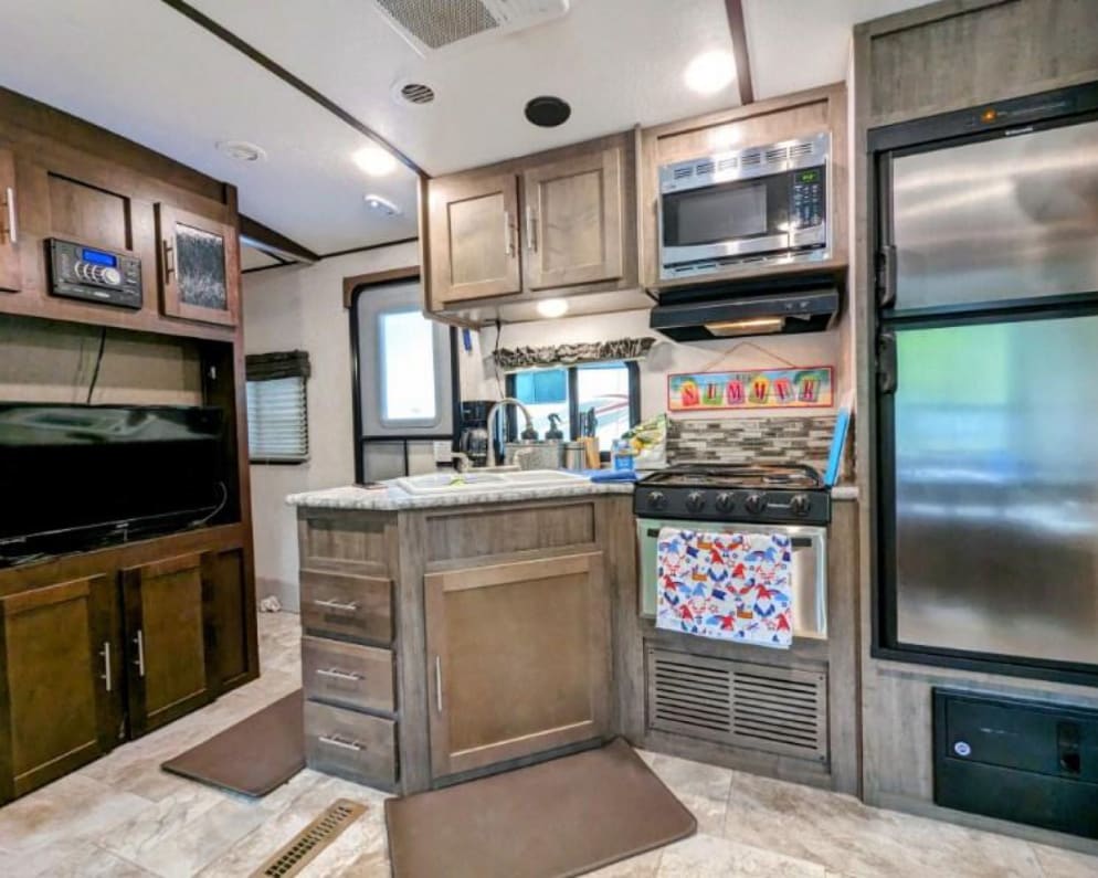 2017 Surveyor  by Forest River for rent in 