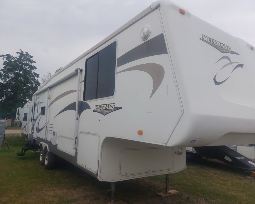 2005 Fifth Wheel RV for Rent in Waubaushene, Ontario