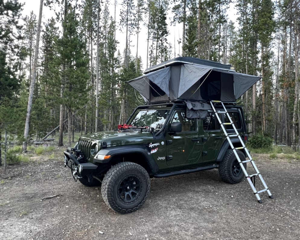 Smittybilt hard shell pop up roof top tent with gusseted awnings on all 4 sides 
