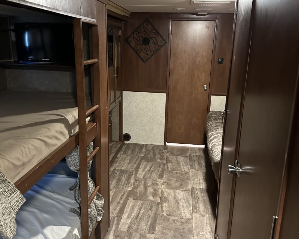 2017 Georgetown 364TSF Class A for rent in Springville Utah