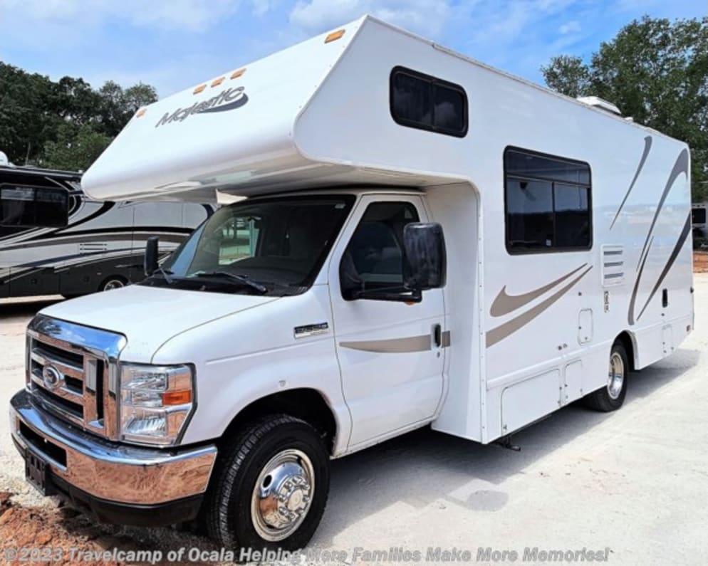2015 Thor Motor Coach Four Winds Majestic