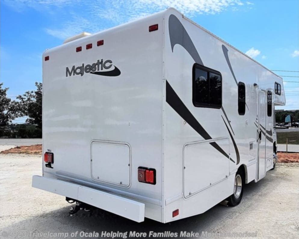 2015 Four Winds Majestic  by Thor Motor Coach for rent in 89506