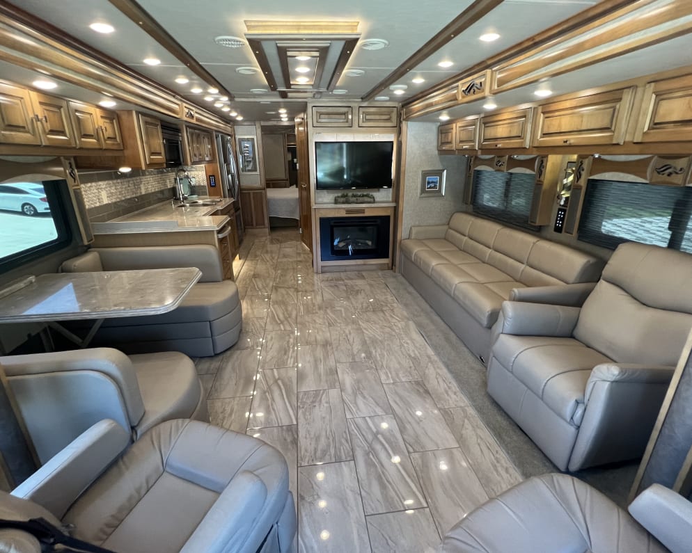 2018 Tiffin Phaeton 40AH