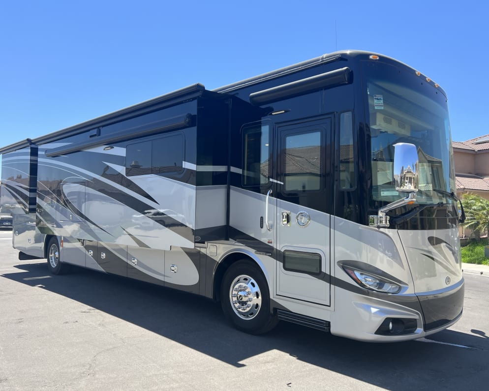 2018 Phaeton 40AH  by Tiffin for rent in 92880
