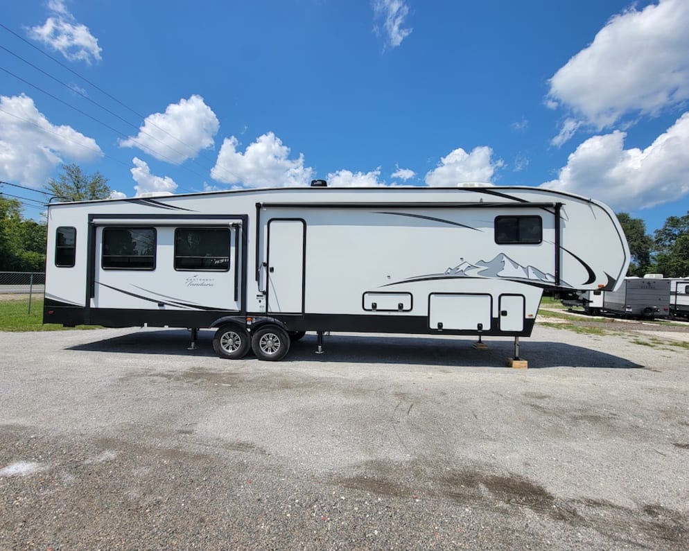 2022 East to West Tandara Fifth Wheel for rent in Jacksonville Florida