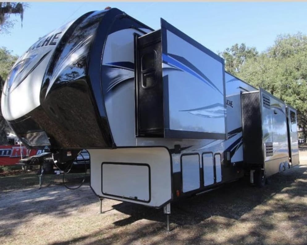 2019 Fifth Wheel RV for Rent in Aledo, Texas