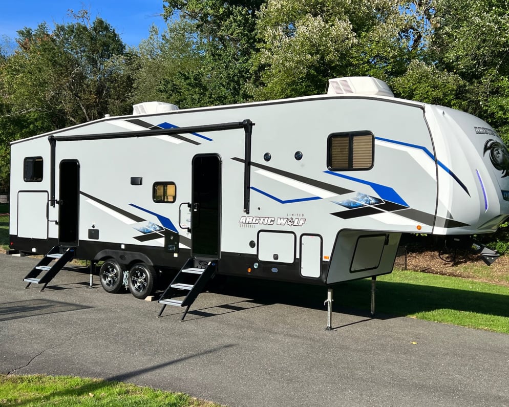Fifth Wheel RV for Rent in Somers, Connecticut