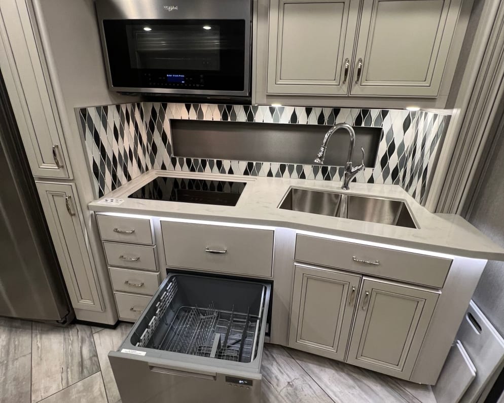 2022 Discovery  by Fleetwood for rent in 33325-5202