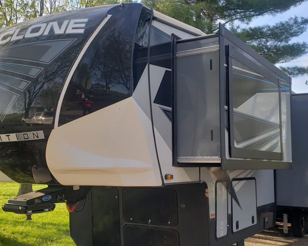 2021 Fifth Wheel RV for Rent in Plattsburg, Missouri