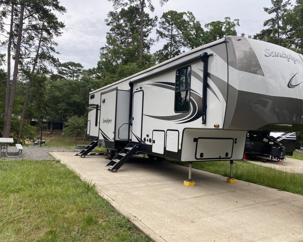 2022 Fifth Wheel RV for Rent in Hot Springs, Arkansas