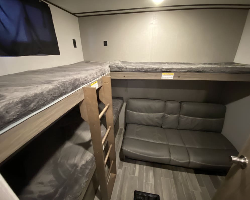 2021 Keystone Crossroads Zinger Travel Trailer for rent in Hot Springs Arkansas