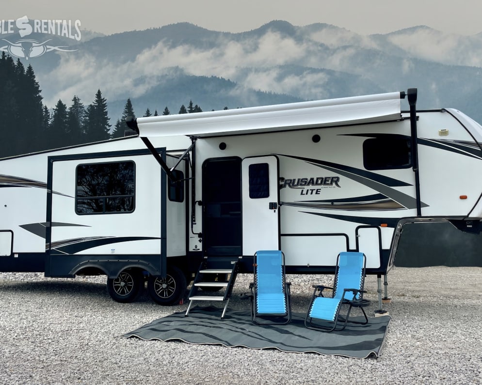 This Crusader Lite 5th wheel is the perfect family-friendly camper!