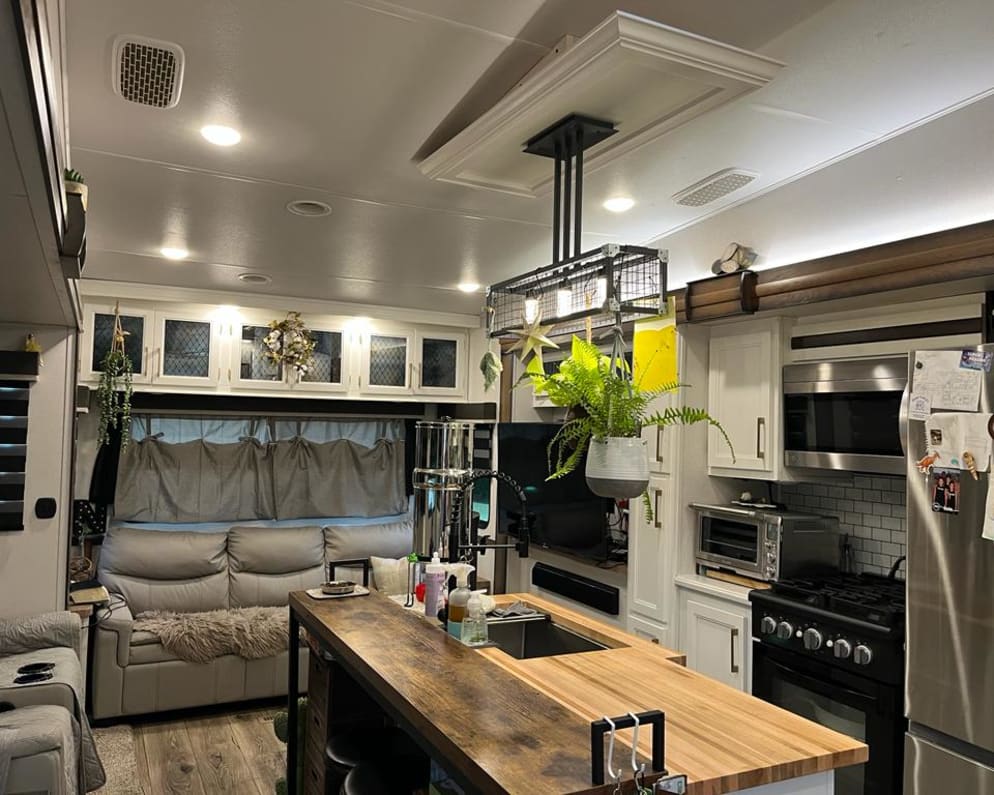 2021 Fifth Wheel RV for Rent in Wilmot, OH