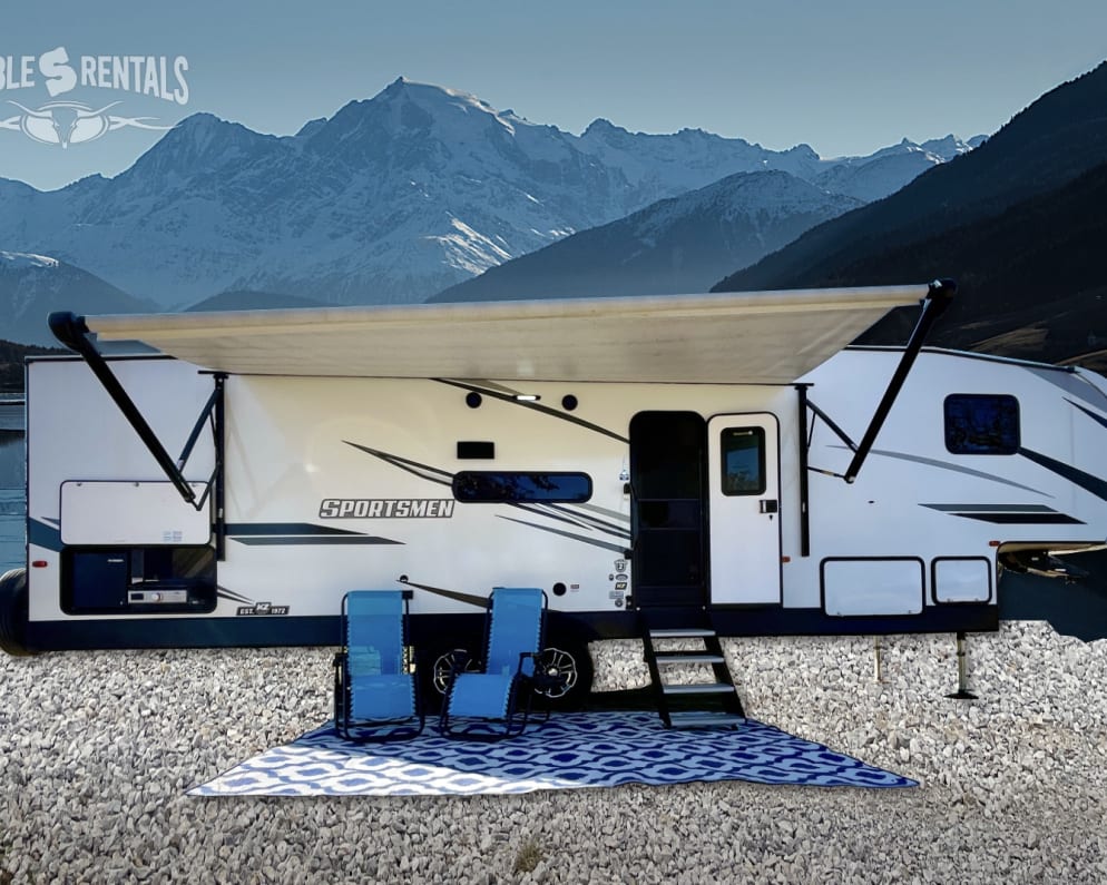 Sportsmen with 3 Queen beds, huge slideout and 17 ft. power awning!