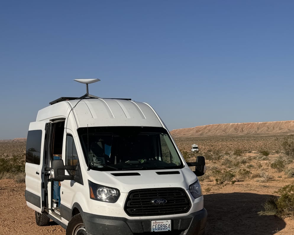 You can see the 400W Solar Panels on the top of the van!