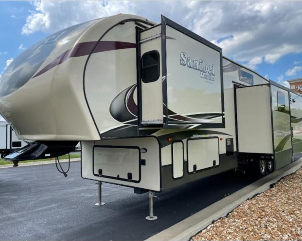 Fifth Wheel RV for Rent in Science Hill, Kentucky