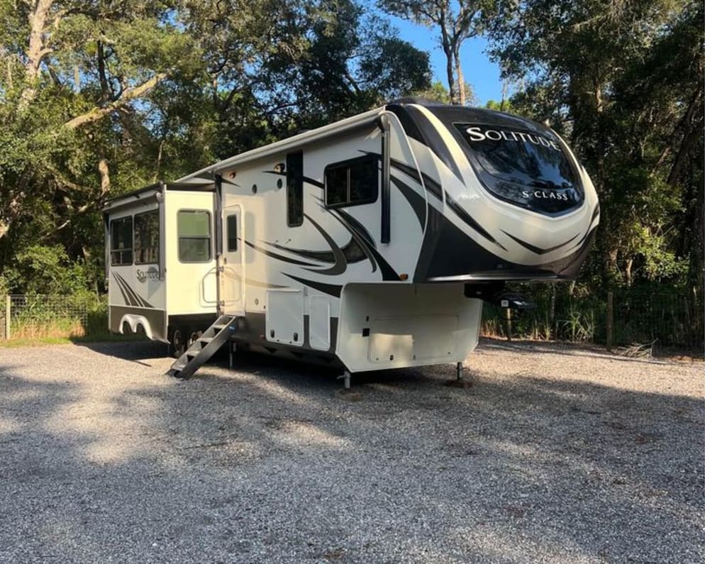 2020 Fifth Wheel RV for Rent in DeBary, Florida