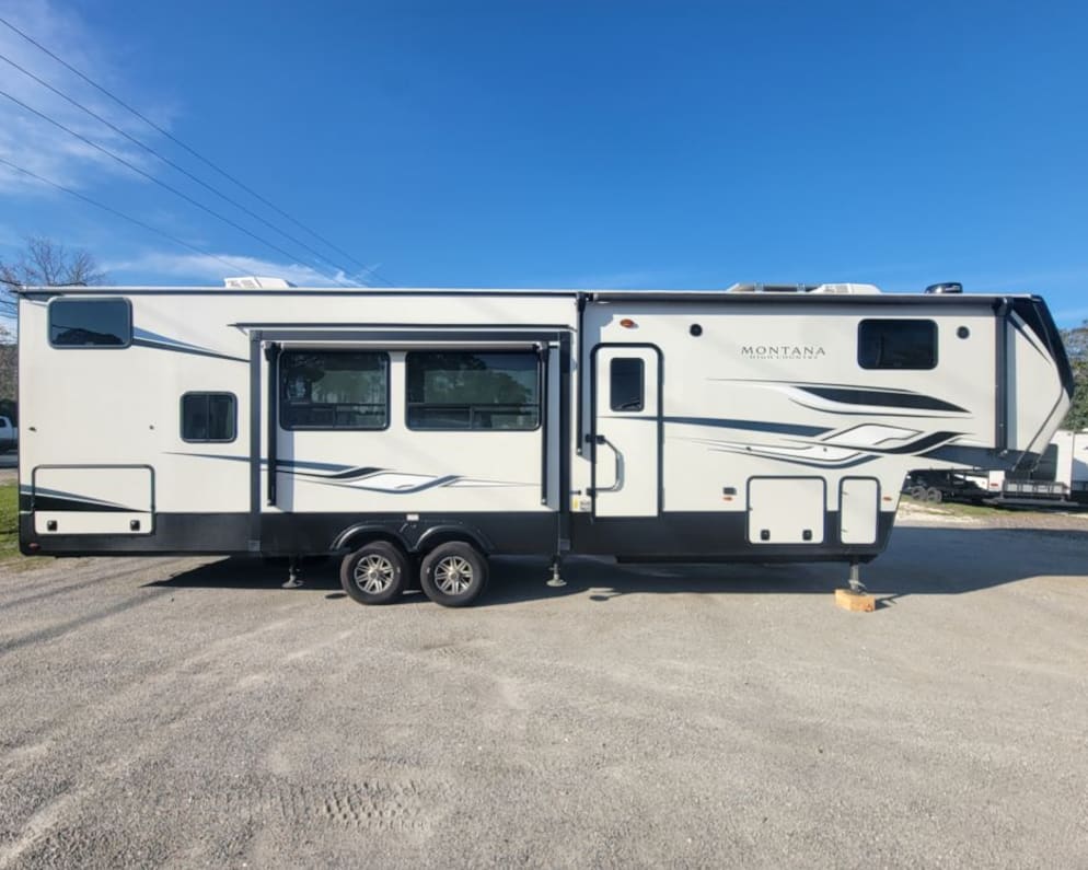 2022 Montana High Country  by Keystone RV for rent in 32218