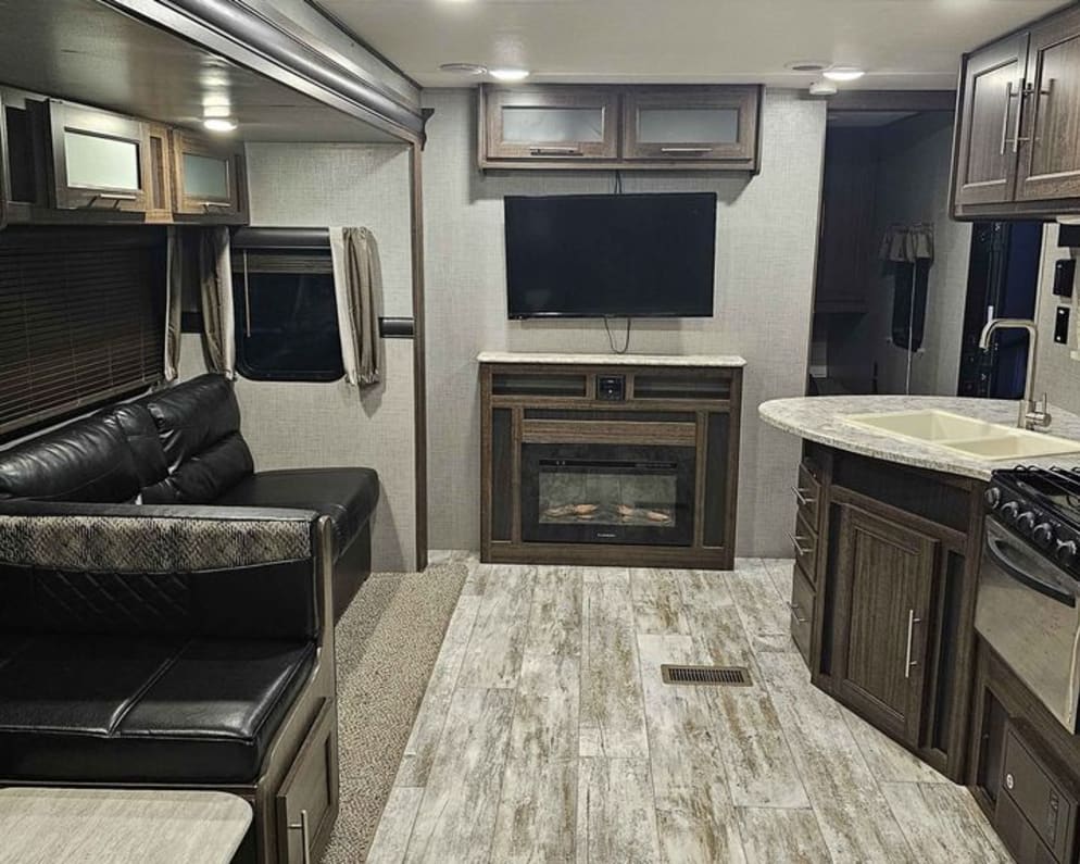 2018 Zinger  by Crossroads for rent in 54303