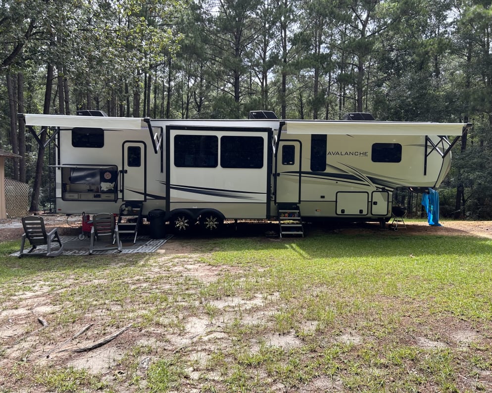 2023 Fifth Wheel RV for Rent in Collins, Mississippi