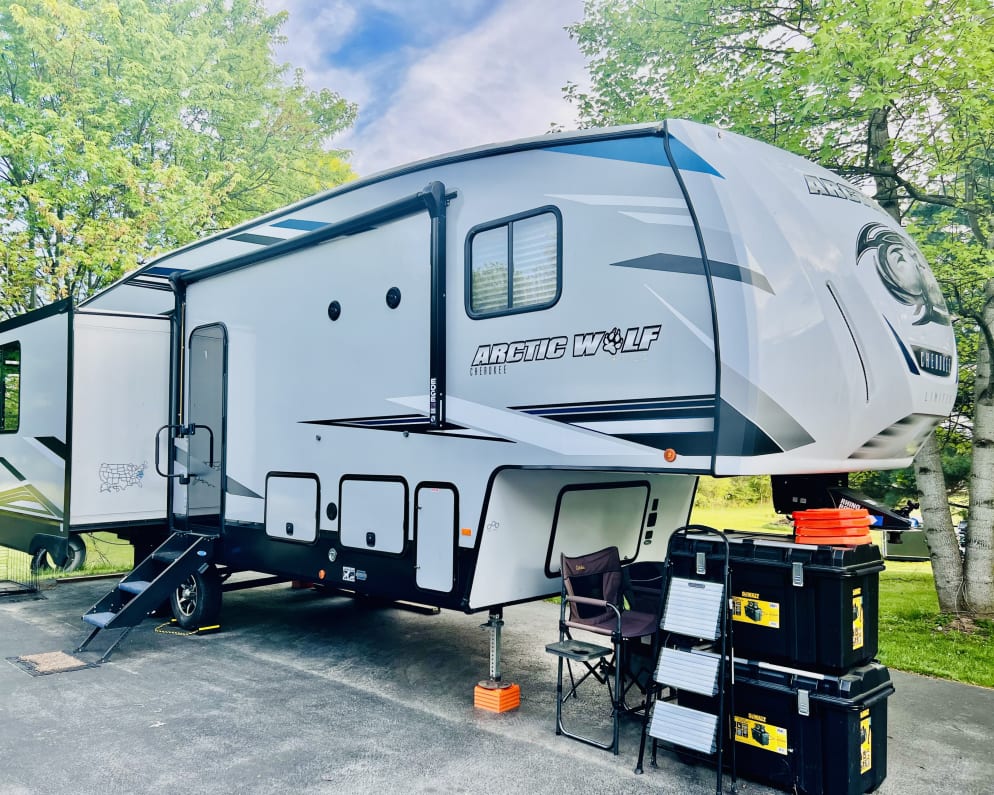 2021 Forest River Cherokee Arctic Wolf Fifth Wheel for rent in Charles Town West Virginia