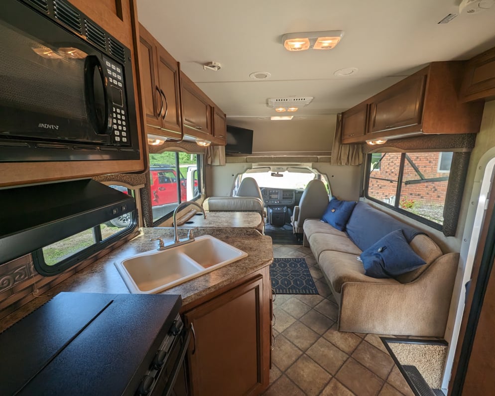2014 Thor Motor Coach Four Winds Class C for rent in Walker Michigan