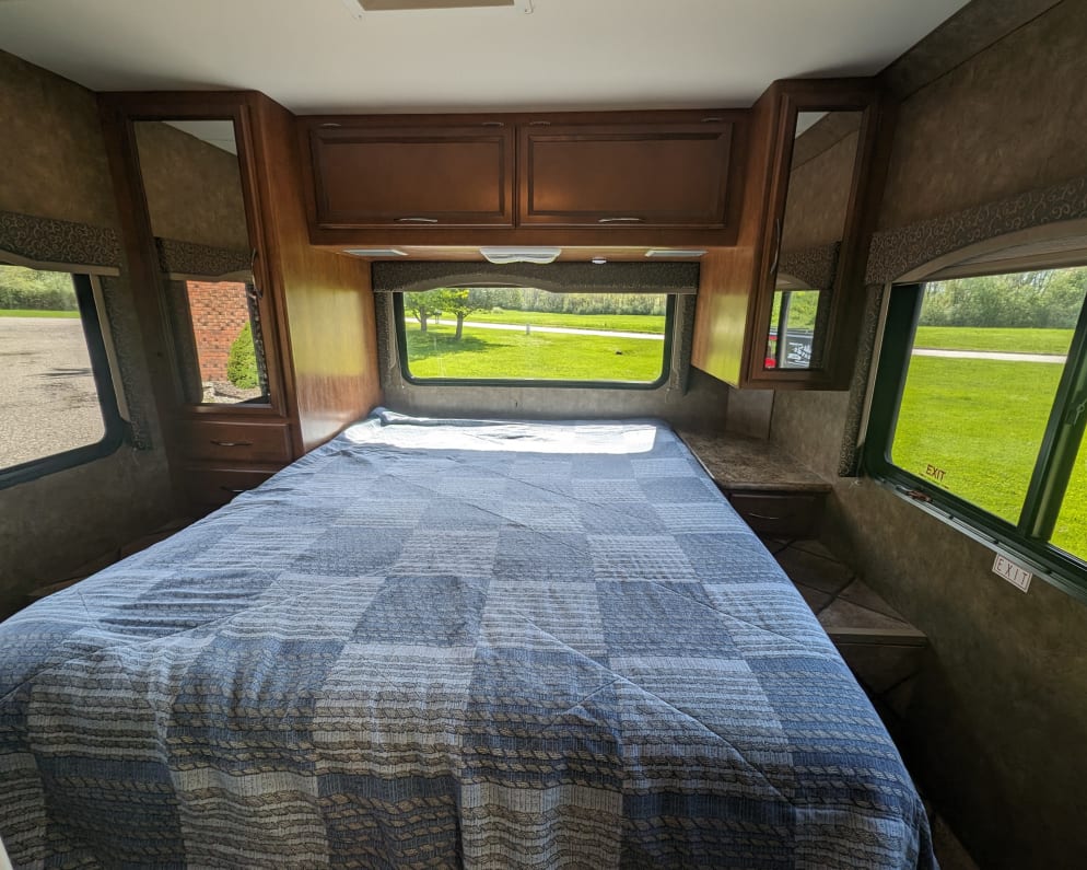 2014 Four Winds  by Thor Motor Coach for rent in 49534