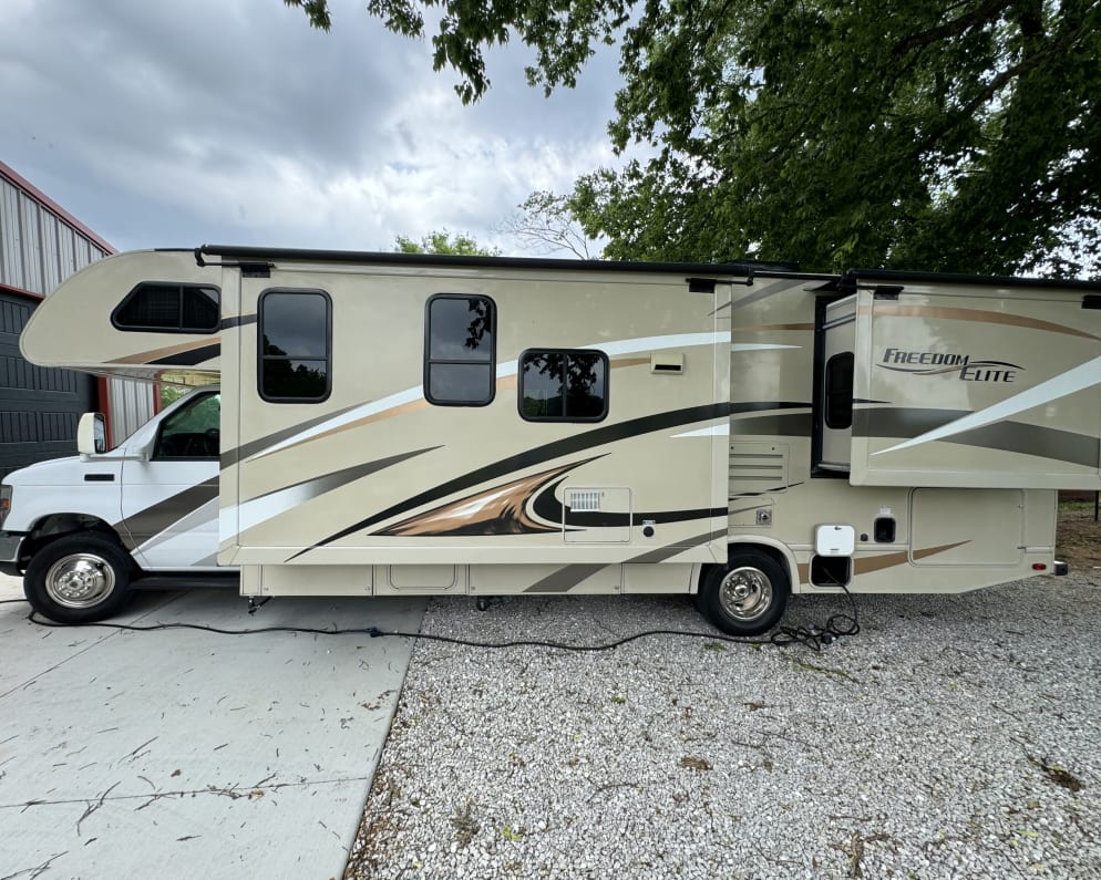 2017 Class C RV for Rent in Willard, Missouri